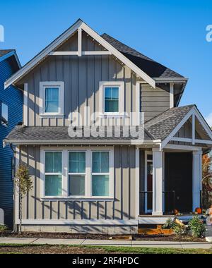 Bescheidenes durchschnittliches Wohnhaus in Nordamerika. Eingang eines brandneuen Einfamilienhauses. Perfekte Gegend in Vancouver BC. Immobilienausbau Stockfoto