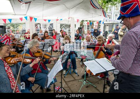 Ein Orchester spielt auf einer Straßenparty in Primrose Hill London, um das Queens Platinum Jubilee vom 2022. Juni zu feiern Stockfoto