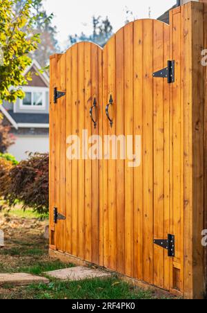 Eingang des Hauses mit wunderschönen neuen Holztoren. Gateway-Hintergrund. Traditionelle Holztore mit geschlossenen Türen. Hinterhof mit neuen Holztoren. Anschnitt, fenc Stockfoto