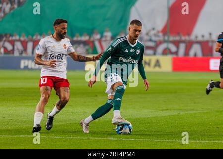 Ernest Muci in einem Duell mit Pirulo während des Spiels PKO BP Ekstraklasa 2023/24 zwischen Legia Warszawa und LKS Lodz in der Gemeinde Marshall Józef Piłsudski Stockfoto