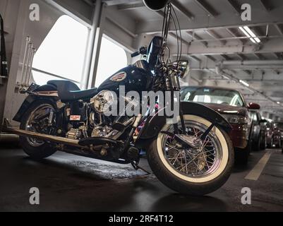 Harley Davidson Motorcycle parkte auf einer Fähre. Schwarze Auspuffrohre für Motorradmotoren. Harley-Davidson pflegt eine große Markengemeinschaft, die über c Stockfoto