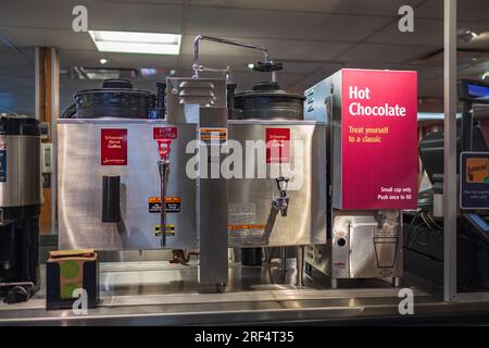 An der Bar steht ein automatisiertes Selbstbedienungscafé. Die Kaffeemaschine steht im Café. Professionelle moderne Espressomaschine. Konzeptkaffee im Café-Van Stockfoto