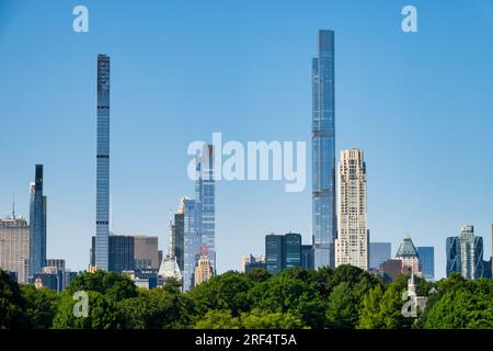 An einem Sommertag, 2023, New York City, USA, dominieren superhohe Wolkenkratzer die Skyline von Midtown Stockfoto