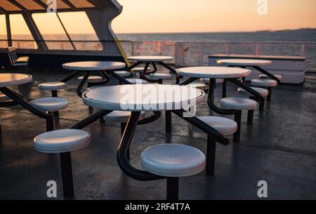 Im Inneren der Fähre. Fährmöbel. Leere Sitze ohne Passagiere. Seetransport, Liegestühle und Tische auf dem Kreuzfahrtschiff Stockfoto