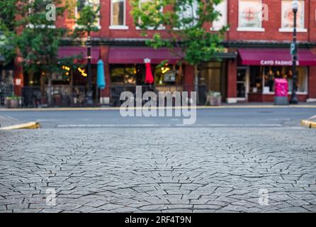 Gestanztes Betonpflastersteinmuster, dekorativ wirkende Texturen von Pflastersteinpflasterfliesen auf Zementboden auf einer Straße der Stadt. Printe Stockfoto