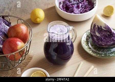 Frischer Saft aus Purpurkohl und Äpfeln, mit Bambus Trinkhalmen. Keine Verschwendung. Stockfoto