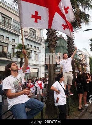 Nicht exklusiv: BATUMI, GEORGIEN - 31. JULI 2023 - Demonstranten protestieren gegen die Ankunft des Kreuzfahrtschiffs Astoria Grande, mit etwa 800 überwiegend Rus Stockfoto