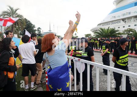 Nicht exklusiv: BATUMI, GEORGIEN - 31. JULI 2023 - Demonstranten protestieren gegen die Ankunft des Kreuzfahrtschiffs Astoria Grande, mit etwa 800 überwiegend Rus Stockfoto