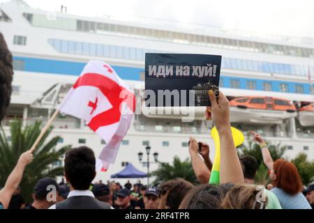 Nicht exklusiv: BATUMI, GEORGIEN - 31. JULI 2023 - Demonstranten protestieren gegen die Ankunft des Kreuzfahrtschiffs Astoria Grande, mit etwa 800 überwiegend Rus Stockfoto