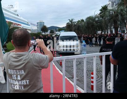 Nicht exklusiv: BATUMI, GEORGIEN - 31. JULI 2023 - Demonstranten protestieren gegen die Ankunft des Kreuzfahrtschiffs Astoria Grande, mit etwa 800 überwiegend Rus Stockfoto