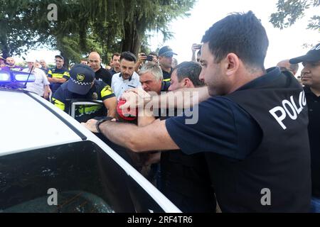 Nicht exklusiv: BATUMI, GEORGIEN - 31. JULI 2023 - Polizeibeamte halten während einer Protestaktion gegen die Ankunft der Astoria Gran einen Demonstranten fest Stockfoto