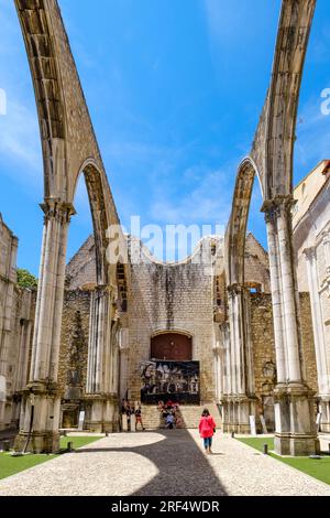 Carmo-Klosterruinen, gotische Konvento do Carmo-Kirchenruinen, Kolonnaden, Museu Arqueológico do Carmo, Archäologisches Museum, Lissabon, Portugal Stockfoto