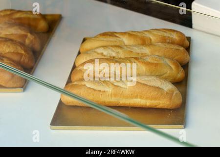 Traditionelle französische Baguettes in einer Bäckerei. Stockfoto