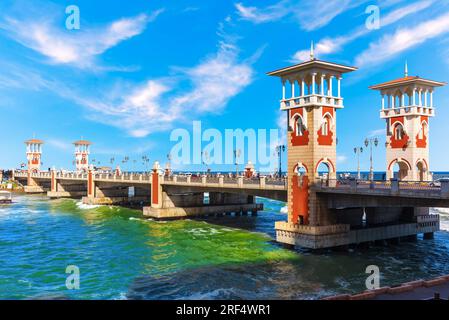 Berühmte Stanley Bridge an der Promenade von Alexandria, Blick auf die berühmten Türme, Ägypten Stockfoto