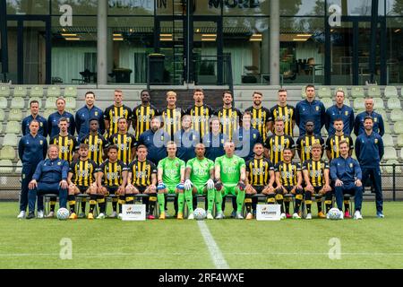 ARNHEM, NIEDERLANDE - JULI 31: Bovenste rij, Van links naar rechts: Koen Verheijen (fysiotherapeut), Mirjam Clifford (Teammanager), Tijmen Gores (fysiotherapeut), Simon van Duivenbooden, Nicolas Isimat-Mirin, Melle Meulensteen, Dominik Oroz, Marco van Ginkel, sagte Hamulic, Daan Huisman, Matthijs Edelenbos (materiaalman), Ren Ultzen (materiaalman), Chris van Dee (materiaalman), Middelste rij, Van links naar rechts: Koen Berkheij (Videoanalist), Thomas Buitink, Romaric Yapi, Miliano Jonathans, Theo Janssen (Assistent-Trainer), Phillip Cocu (Huftrainerin), Chris van der Weerden (Assistent-Traine Stockfoto