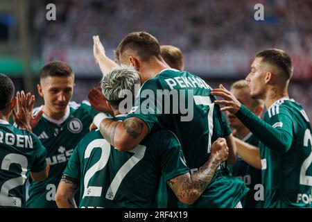 Die Spieler von Legia feiern das Tor, das Tomas Pekhart während des Spiels PKO BP Ekstraklasa 2023/24 zwischen Legia Warszawa und LKS Lodz bei Marshal geschossen hat Stockfoto