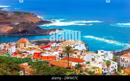 Panoramablick aus der Vogelperspektive auf die berühmte Stadt Garacico an der Atlantikküste auf Teneriffa in Spanien Stockfoto