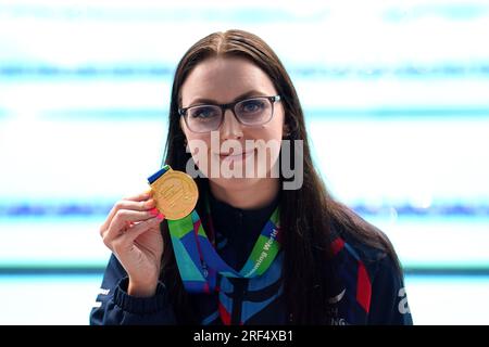 Die britische Jessica-Jane-Applegate mit ihrer Goldmedaille für den 200m. Freestyle S14 für Frauen am ersten Tag der Para Swimming World Championships 2023 im Manchester Aquatics Centre, Manchester. Foto: Montag, 31. Juli 2023. Stockfoto