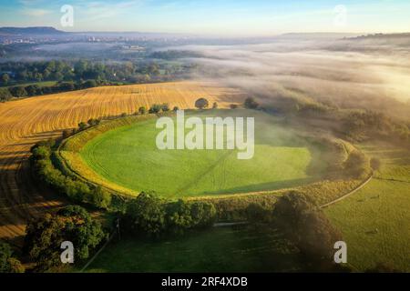 Sonnenaufgang durch den Nebel am Giant's Ring Henge Monument in Ballynahatty, Shaw's Bridge, Belfast Northern Ireland Stockfoto