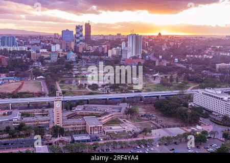 Nairobi Capital Kenia Skyline Wolkenkratzer Moderne Wahrzeichen Gebäude Turm Architektonische Außenfassaden Hochhaus Skyline Straßen Nacht City County Stadtlandschaft Stockfoto