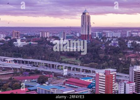 Nairobi Capital Kenia Skyline Wolkenkratzer Moderne Wahrzeichen Gebäude Turm Architektonische Außenfassaden Hochhaus Skyline Straßen Nacht City County Stadtlandschaft Stockfoto