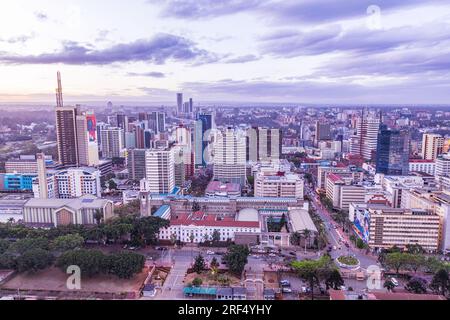 Nairobi Capital Kenia Skyline Wolkenkratzer Moderne Wahrzeichen Gebäude Turm Architektonische Außenfassaden Hochhaus Skyline Straßen Nacht City County Stadtlandschaft Stockfoto