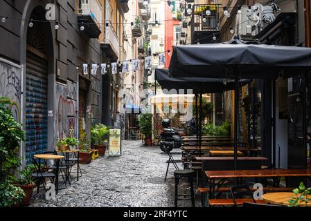 Neapel, Italien - 17. Dezember 2022: Eine belebte und touristische Straße im alten historischen Zentrum von Neapel, Kampanien, Italien. Stockfoto