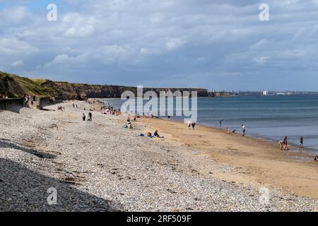 Besucher können einen Tag am Seaham Glass Beach verbringen, auch bekannt als Seaham Hall Beach, Seaham, County Durham, Großbritannien Stockfoto