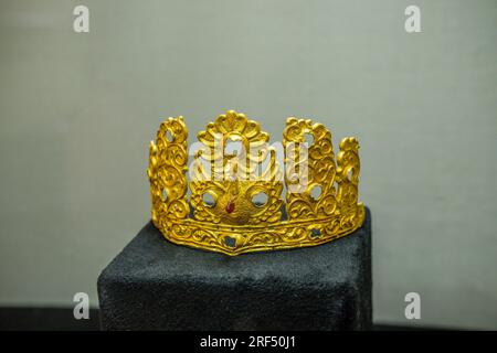 Ein goldenes Diadem (Krone) von Bilge Khaan aus der türkischen Zeit (7. Oder 8. Jahrhundert), ausgestellt im Nationalmuseum der Mongolei in Ulaanbaatar, Mongolei Stockfoto