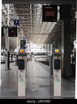 29. Juli 2023 leere Bahnsteige am Bahnhof Manchester Piccadilly an einem Streiktag nach Abfahrt des letzten Zuges des Tages. Die Rail, Maritime and Transport Union (RMT) ergreift Streik über Löhne, Arbeitsplätze, Renten und Bedingungen, ©GED Noonan/Alamy Stockfoto