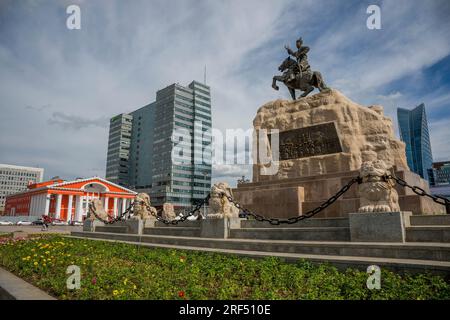 Die Sukhbaatar-Statue auf dem Sukhbaatar-Platz oder Dschingis-Khan-Platz, auch Chingis-Khan-Platz genannt, mit modernen Gebäuden in der Innenstadt von Ulaanbaatar, M. Stockfoto