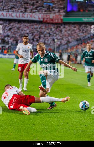 Patryk Kun in einem Duell mit Kamil Dankowski während des Spiels PKO BP Ekstraklasa 2023/24 zwischen Legia Warszawa und LKS Lodz bei Marshall Józef Piłsudski Stockfoto