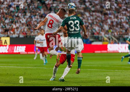 Patryk Kun in einem Duell mit Kamil Dankowski während des Spiels PKO BP Ekstraklasa 2023/24 zwischen Legia Warszawa und LKS Lodz bei Marshall Józef Piłsudski Stockfoto