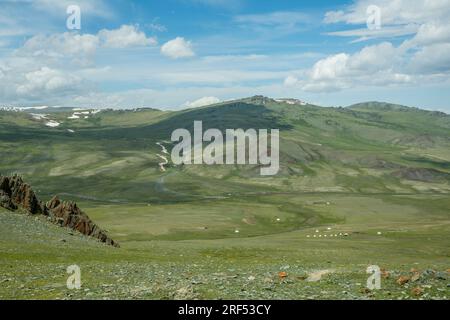 Blick auf unser Zeltlager in der Nähe von Altai Sum in einem abgelegenen Tal im Altai-Gebirge (Altay-Gebirge), ca. 200 km von Ulgii (Ölgii) in der Bayan- Stockfoto