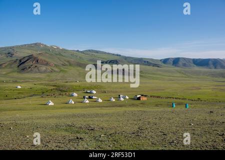 Blick auf unser Zeltlager in der Nähe von Altai Sum in einem abgelegenen Tal im Altai-Gebirge (Altay-Gebirge), ca. 200 km von Ulgii (Ölgii) in der Bayan- Stockfoto