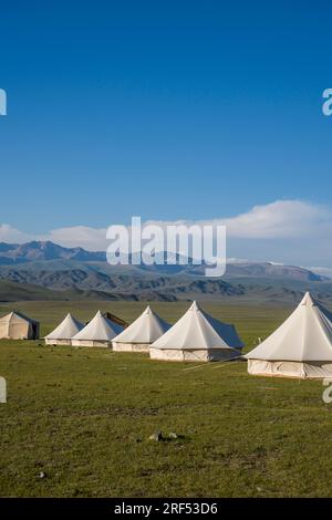 Unser Zeltlager in der Nähe von Altai Sum in einem abgelegenen Tal im Altai-Gebirge (Altay-Gebirge), etwa 200 km von Ulgii (Ölgii) im Bayan-Ulgii Pr Stockfoto