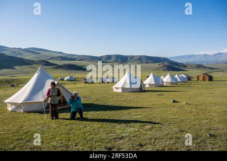 Unser Zeltlager in der Nähe von Altai Sum in einem abgelegenen Tal im Altai-Gebirge (Altay-Gebirge), etwa 200 km von Ulgii (Ölgii) im Bayan-Ulgii Pr Stockfoto