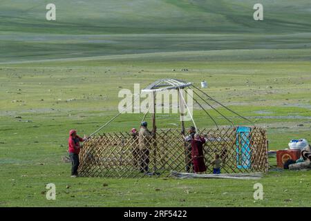 Eine kasachische Hirtenfamilie errichtet in einem abgelegenen Tal im Altai-Gebirge (Altay-Gebirge) in der Nähe von Altai Sum etwa 200 Kilometer von Ulgii (Ö Stockfoto