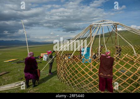 Eine kasachische Hirtenfamilie errichtet in einem abgelegenen Tal im Altai-Gebirge (Altay-Gebirge) in der Nähe von Altai Sum etwa 200 Kilometer von Ulgii (Ö Stockfoto