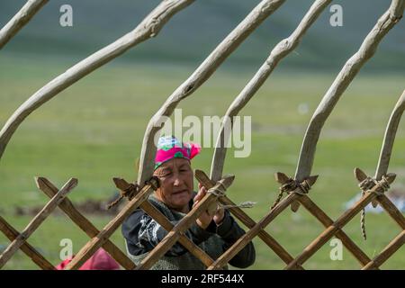 Eine kasachische Hirtenfamilie errichtet in einem abgelegenen Tal im Altai-Gebirge (Altay-Gebirge) in der Nähe von Altai Sum etwa 200 Kilometer von Ulgii (Ö Stockfoto