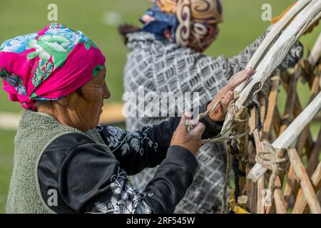 Eine kasachische Hirtenfamilie errichtet in einem abgelegenen Tal im Altai-Gebirge (Altay-Gebirge) in der Nähe von Altai Sum etwa 200 Kilometer von Ulgii (Ö Stockfoto