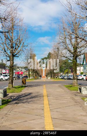 Sao Francisco de Paula, Brasilien - Juli 27. 2023: Uhr und Thermometer an der Julio de Castilhos Avenue an einem sonnigen Wintertag Stockfoto