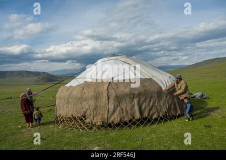 Eine kasachische Hirtenfamilie errichtet in einem abgelegenen Tal im Altai-Gebirge (Altay-Gebirge) in der Nähe von Altai Sum etwa 200 Kilometer von Ulgii (Ö Stockfoto