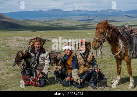 Eine kasachische Adlerjägerfamilie mit Goldadlern in seinem Sommerlager in einem abgelegenen Tal in den Altai-Bergen (Altay-Berge) nahe Altai Sum ca. 20 Stockfoto