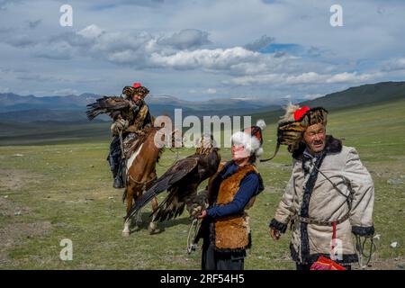 Eine kasachische Adlerjägerfamilie mit Goldadlern in seinem Sommerlager in einem abgelegenen Tal in den Altai-Bergen (Altay-Berge) nahe Altai Sum ca. 20 Stockfoto