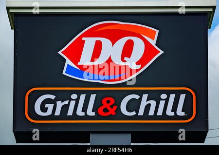 Ein Dairy Queen-Schild zeigt das Dairy Queen Grill & Chill-Branding am 11. Mai 2023 in Pascagoula, Mississippi. Dairy Queen wurde 1940 gegründet. Stockfoto