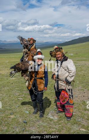 Eine kasachische Adlerjägerfamilie mit Goldadlern in seinem Sommerlager in einem abgelegenen Tal in den Altai-Bergen (Altay-Berge) nahe Altai Sum ca. 20 Stockfoto