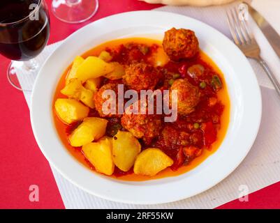 Spanische Fleischbällchen Albondigas in Tomatensauce mit Kartoffeln Stockfoto