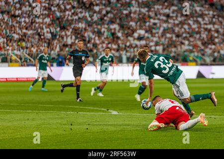 Patryk Kun in einem Duell mit Kamil Dankowski während des Spiels PKO BP Ekstraklasa 2023/24 zwischen Legia Warszawa und LKS Lodz bei Marshall Józef Piłsudski Stockfoto