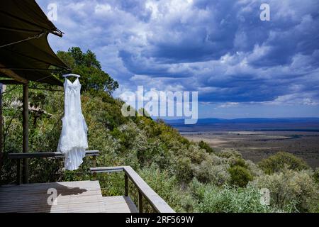 Kenianische Hochzeiten Bush Wild wunderschöne atemberaubende Hochzeit im Freien Einrichtung Dekoration vor Ort im Angama Mara Maasai Mara National Game Reserve Park Grea Stockfoto